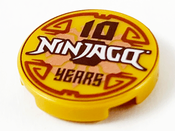 Piastrella, Rotonda 2 x 2 con Supporto Bottone Inferiore con '10 NINJAGO YEARS'