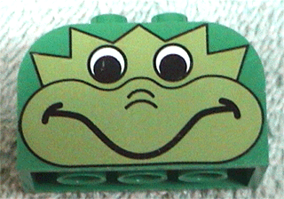 Slope, Curved 4 x 2 x 2 Double with 4 Studs with Frog Face Pattern